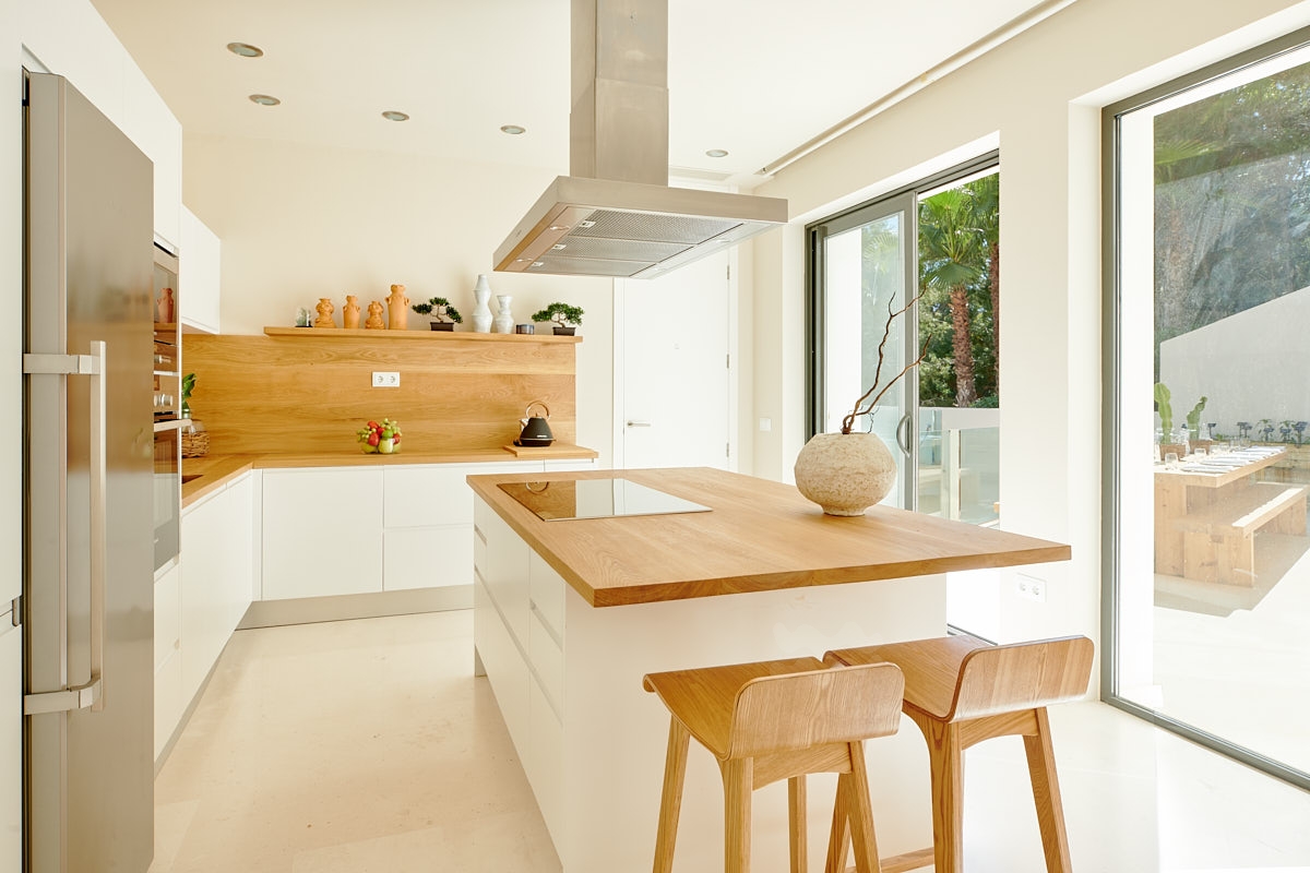 Emilia, Roca Llisa 18