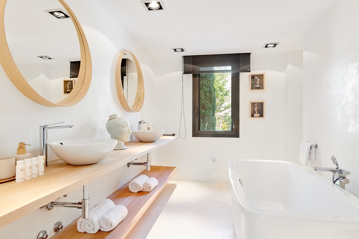 Emilia, Roca Llisa 40