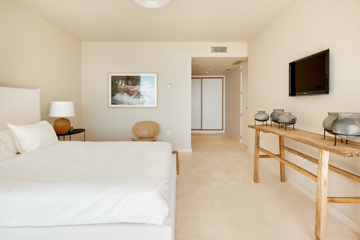 Emilia, Roca Llisa 48