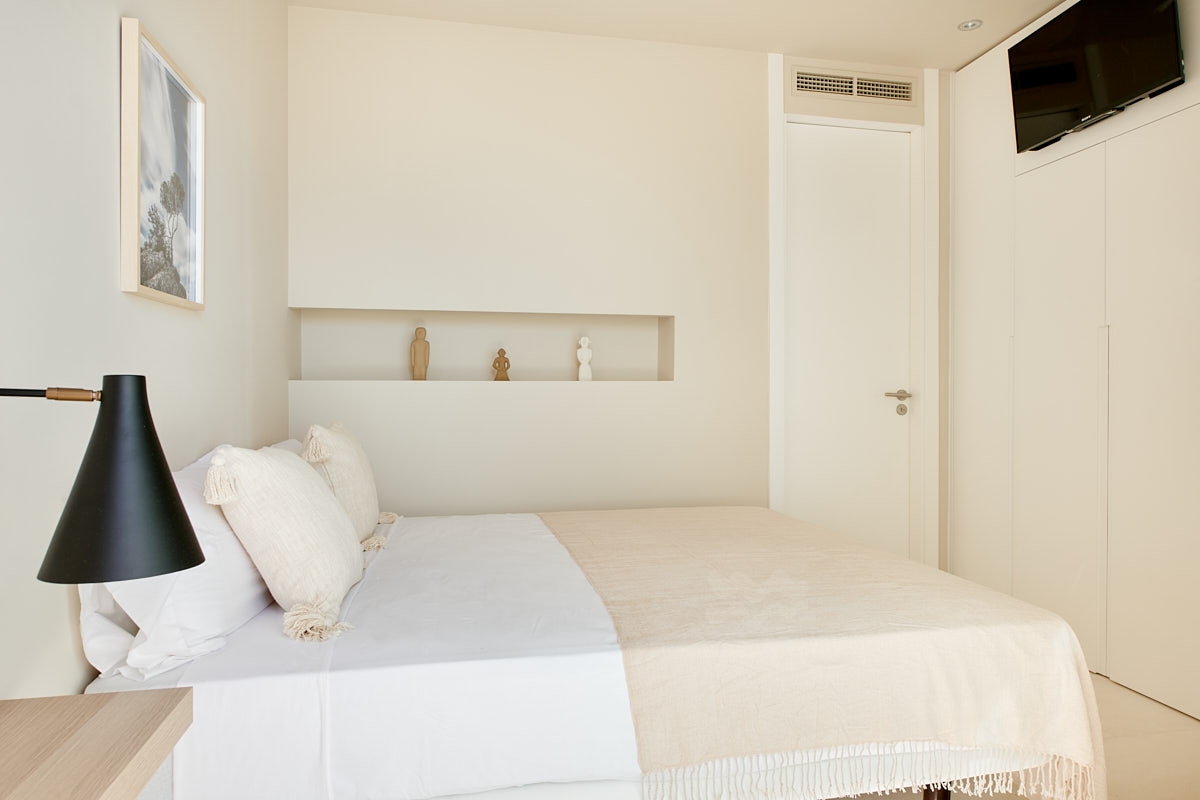 Emilia, Roca Llisa 56