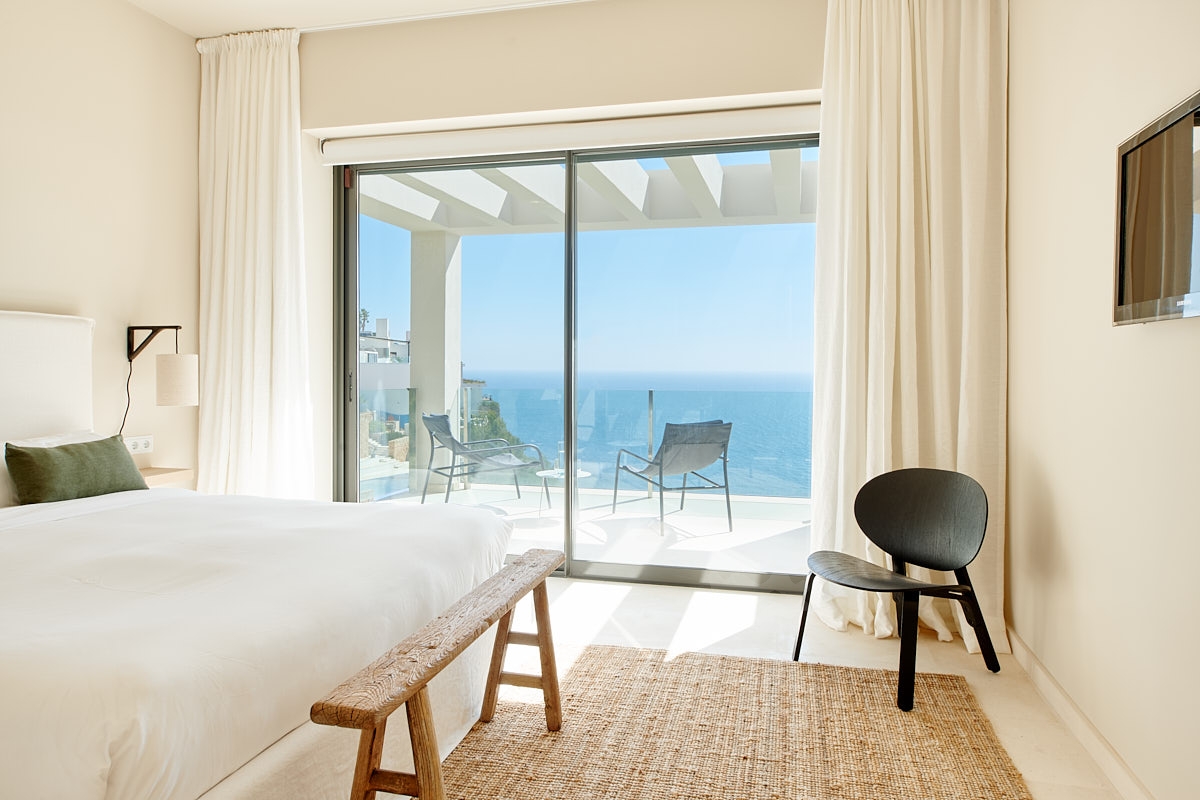 Emilia, Roca Llisa 60