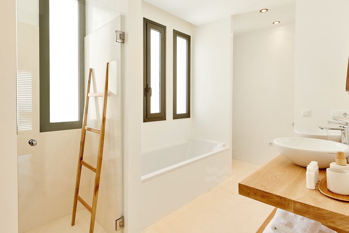 Emilia, Roca Llisa 64