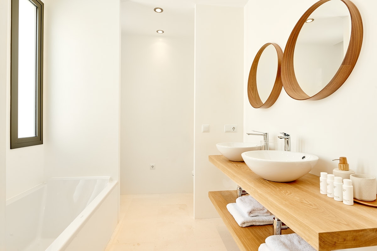 Emilia, Roca Llisa 65