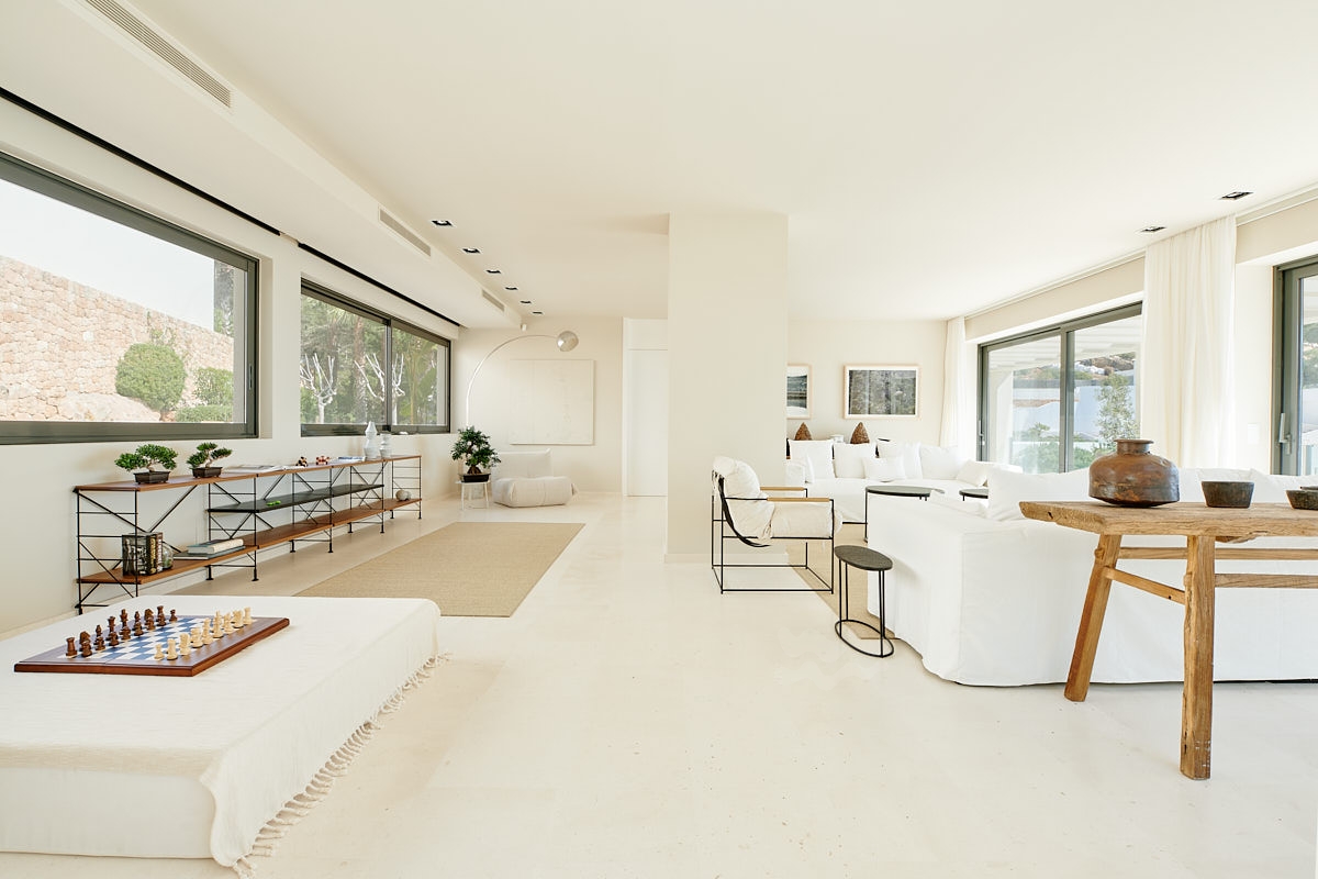 Emilia, Roca Llisa 25