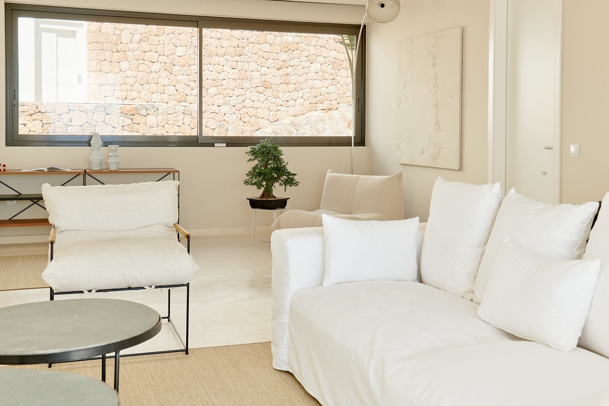 Emilia, Roca Llisa 28