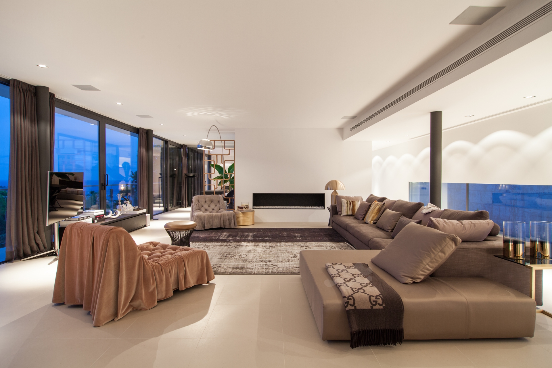 Charlize, Es Cubells 49