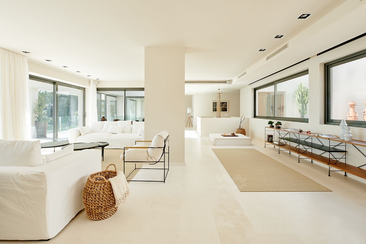 Emilia, Roca Llisa 24